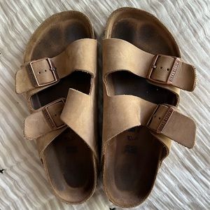 Birkenstock Arizona Oiled Leather Sandals. Tobacco color